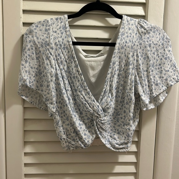 Abercrombie&Fitch Knot Front Flutter Sleeve Top - Picture 4 of 6